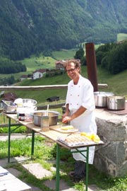 Auch mal in Aussenmission für die Gäste aktiv: Küchenchef Günther  (Foto: Marikka-Laila Maisel)